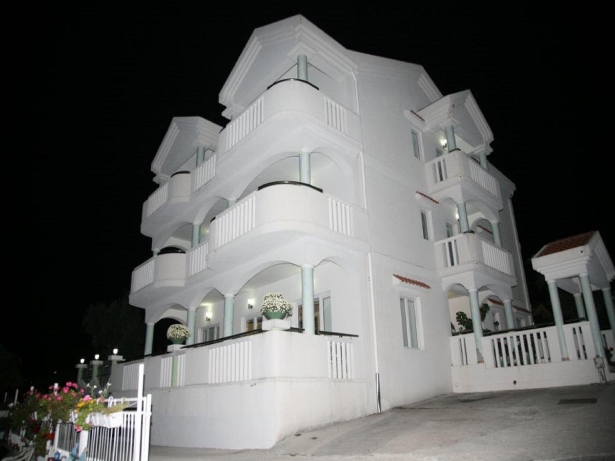 Apartments Villa Happy Mrcevac Extérieur photo